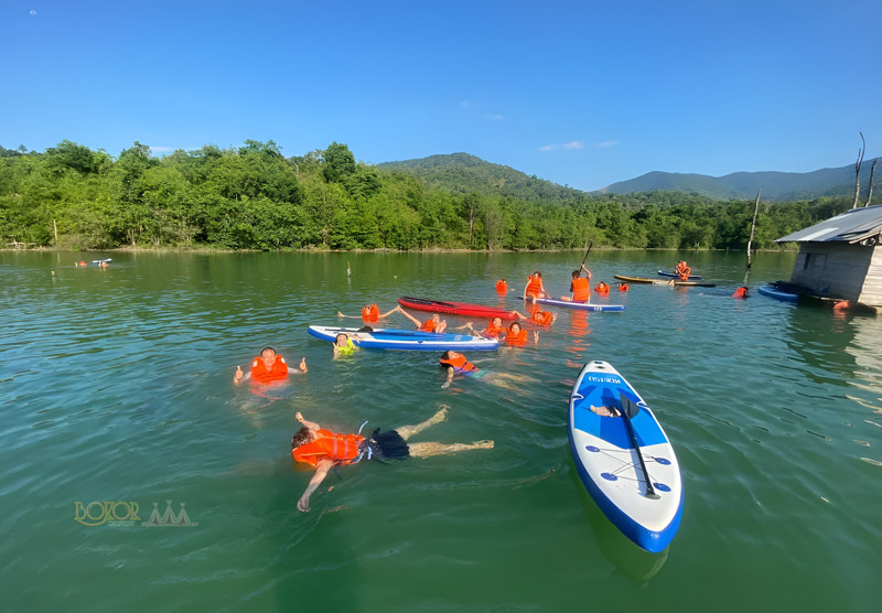 Trải nghiệm chèo SUP thư giãn trên sông Sài Gòn