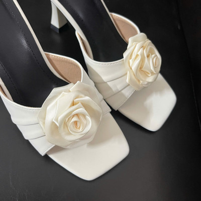 Màu sắc : Trắng Kem / Size : 35