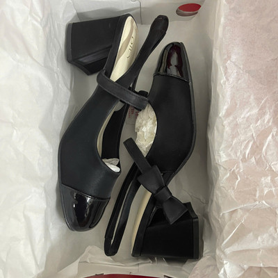 Màu sắc : Đen / Size : 35