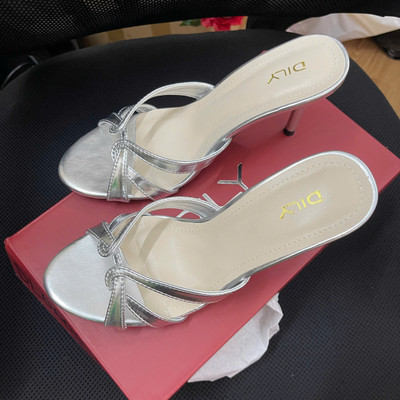 Màu sắc : Bạc / Size : 39