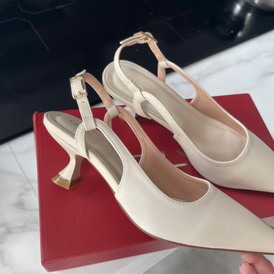 Màu sắc : Kem / Size : 37