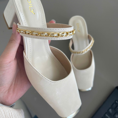 Màu sắc : Trắng Kem / Size : 37