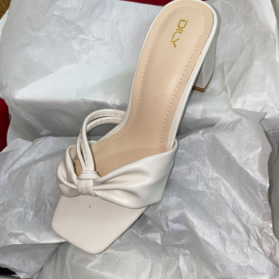 Màu sắc : Trắng Kem / Size : 38