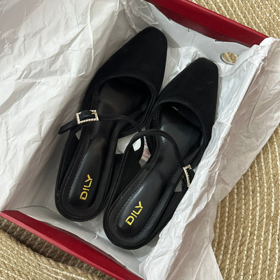 Màu sắc : Đen / Size : 39