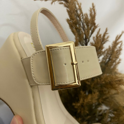 Màu sắc : Kem / Size : 36