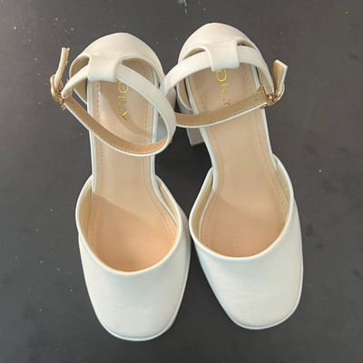 Màu sắc : Trắng kem/ Size : 35