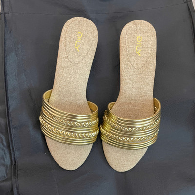 Màu sắc : Vàng Kim / Size : 35