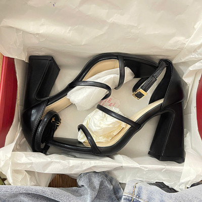 Màu sắc : Đen / Size : 35