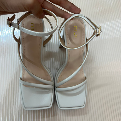 Màu sắc : Trắng Kem / Size : 37