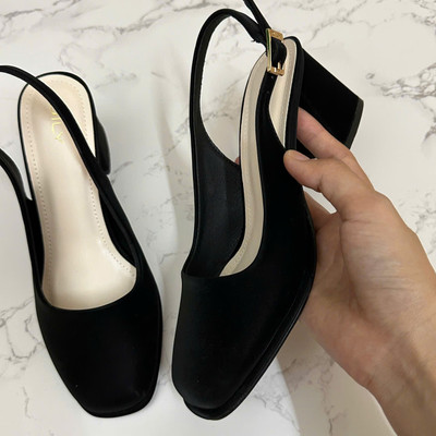 Màu sắc : Đen / Size : 35