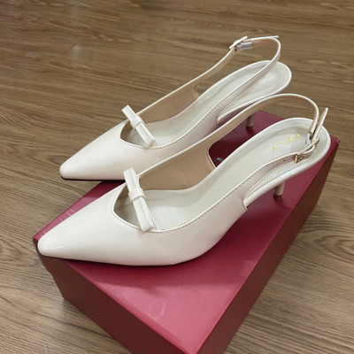 Màu sắc : Kem / Size : 37