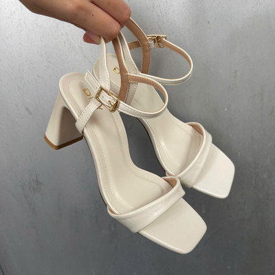 Màu sắc : Trắng Kem / Size : 35