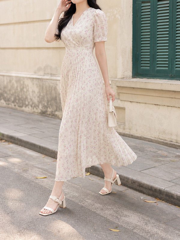 Dạo phố với đầm dài hoa nhí