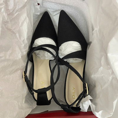 Màu sắc : Đen / Size : 35