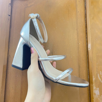 Màu sắc : Bạc / Size : 35