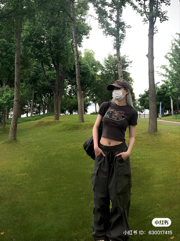 Baby tee outfit - Phối đồ với mẫu áo mang đậm phong cách Y2K