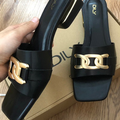Màu sắc : Đen / Size : 39