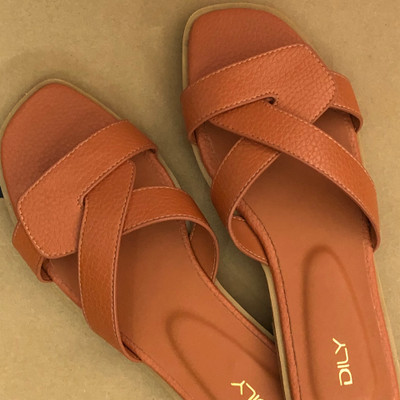 Màu sắc : Nâu / Size : 37