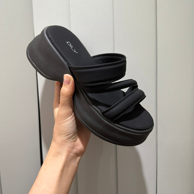 Màu sắc : Đen / Size : 35