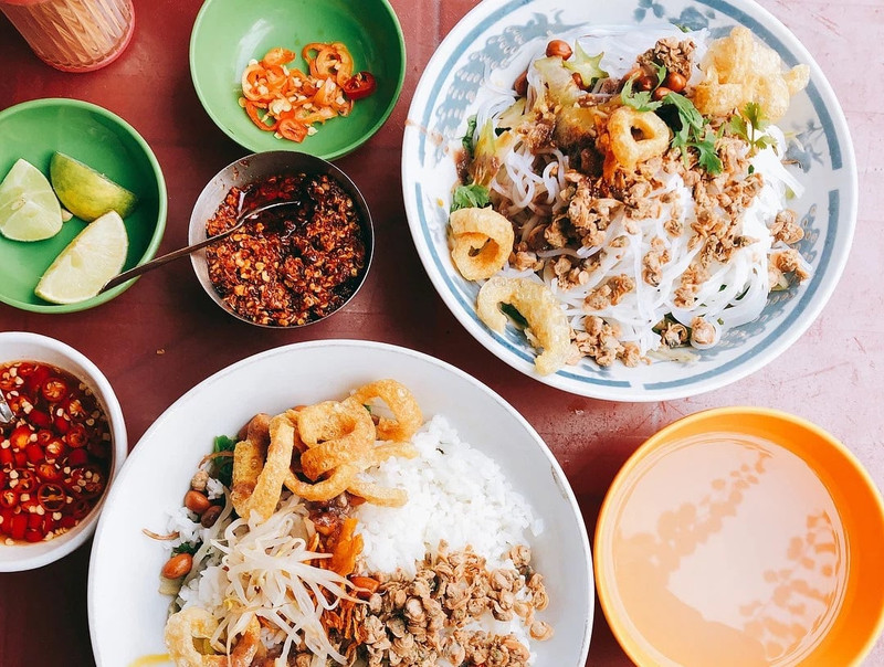 Cơm hến, bún hến hẻm ăn vặt Lê Văn Sỹ