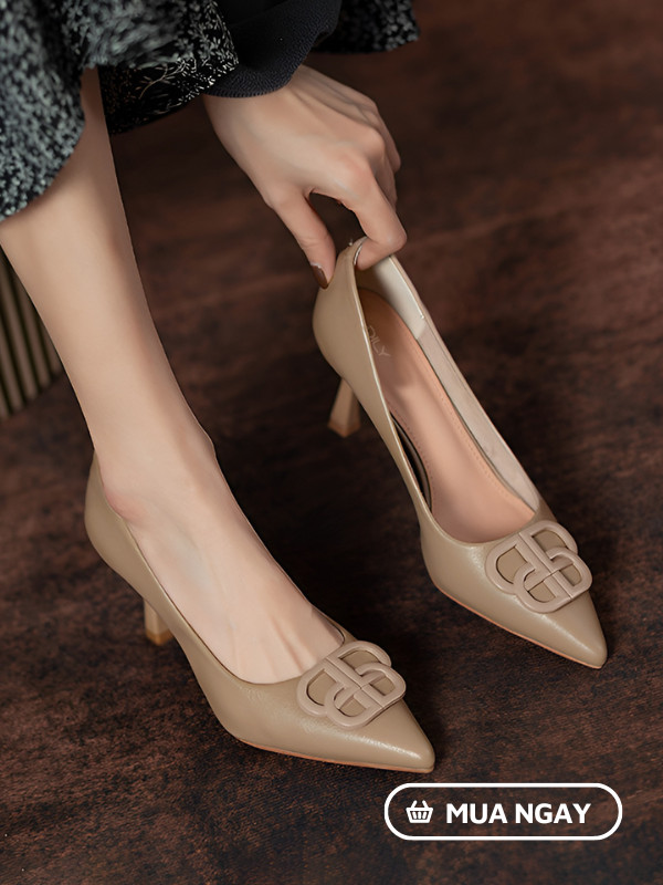 Buying women shoes in Vietnam locally