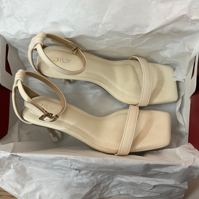 Màu sắc : Kem / Size : 36