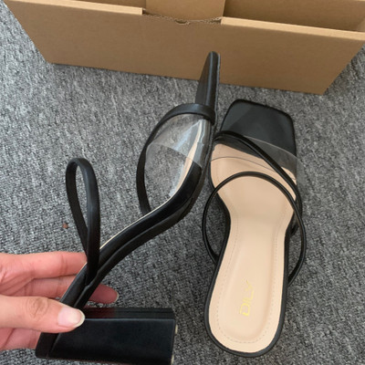 Màu sắc : Đen / Size : 35