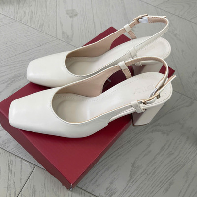 Màu sắc : Kem / Size : 35