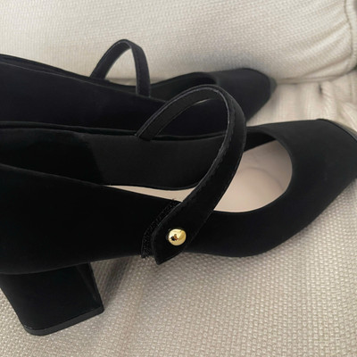 Màu sắc : Đen / Size : 35