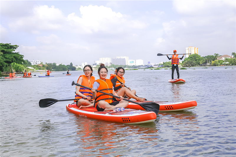 Trải nghiệm chèo SUP thư giãn trên sông Sài Gòn