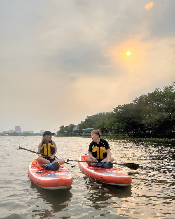 Trải nghiệm chèo SUP thư giãn trên sông Sài Gòn