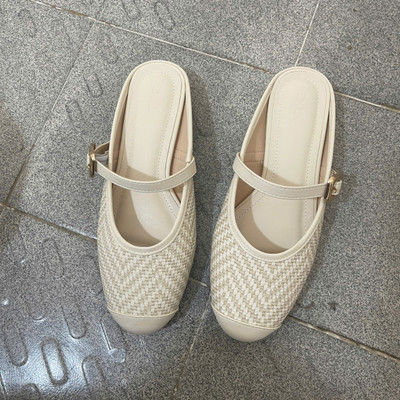 Màu sắc : Trắng Kem / Size : 36