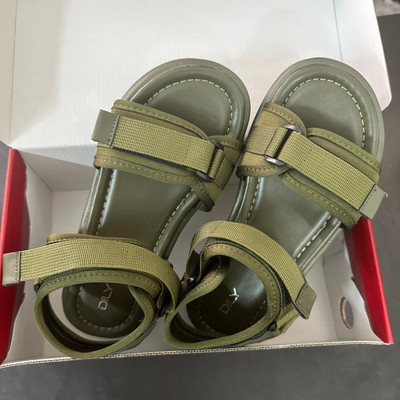 Màu sắc : Xanh Rêu / Size : 40