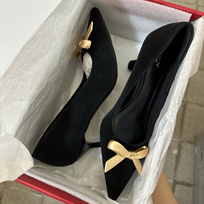 Màu sắc : Đen / Size : 35