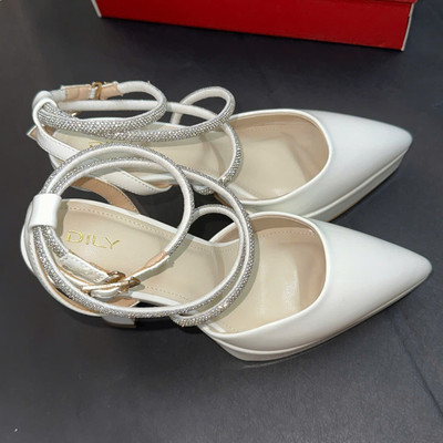 Màu sắc : Trắng / Size : 36