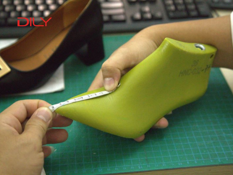 Giày DILY - Quy trình sản xuất và ra đời của mỗi đôi giày dép nữ