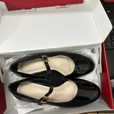 Màu sắc : Đen / Size : 37