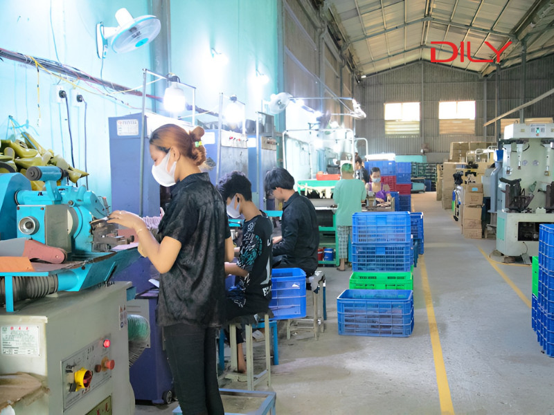 Giày DILY - Quy trình sản xuất và ra đời của mỗi đôi giày dép nữ