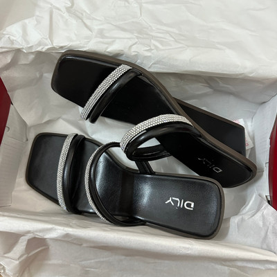 Màu sắc : Đen / Size : 37