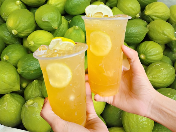 Cách làm trà chanh giã tay hot trend thơm ngon mà không bị đắng.