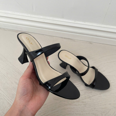 Màu sắc : Đen / Size : 37