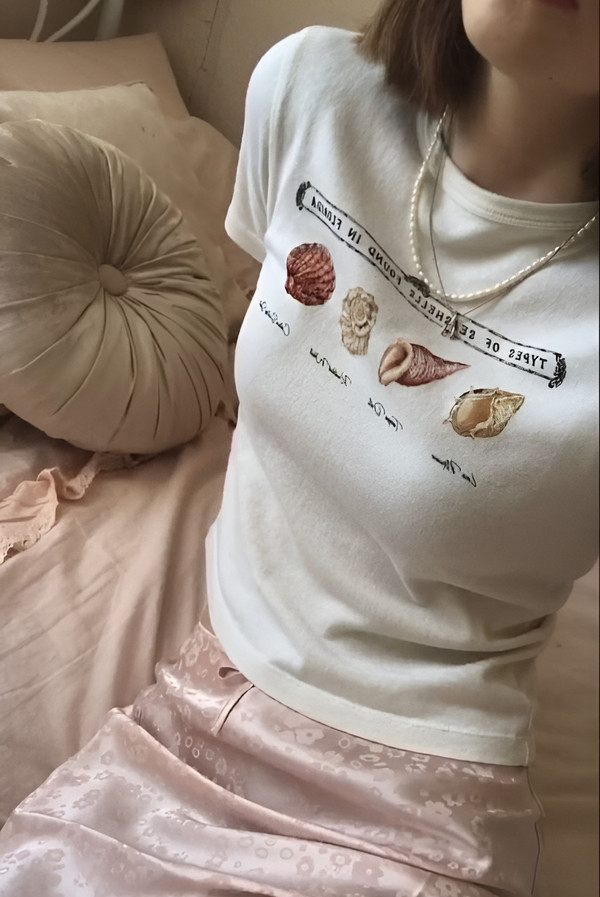 Baby tee outfit - Phối đồ với mẫu áo mang đậm phong cách Y2K