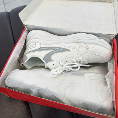 Màu sắc : Trắng Xám / Size : 38