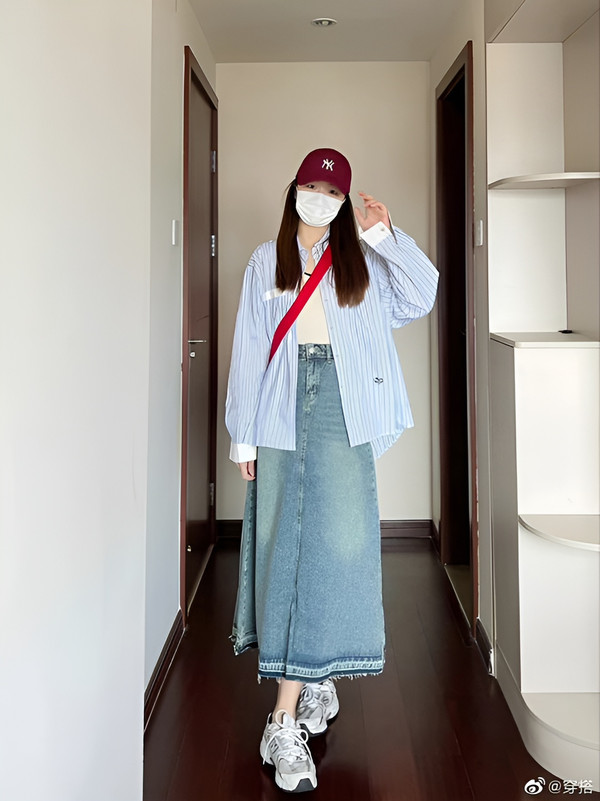 Chân váy jean dài - Items “thống trị” xu hướng Xuân Hè 2023