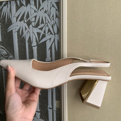 Màu sắc : Trắng Kem / Size : 36