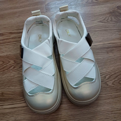 Màu sắc : Trắng Kem / Size : 39