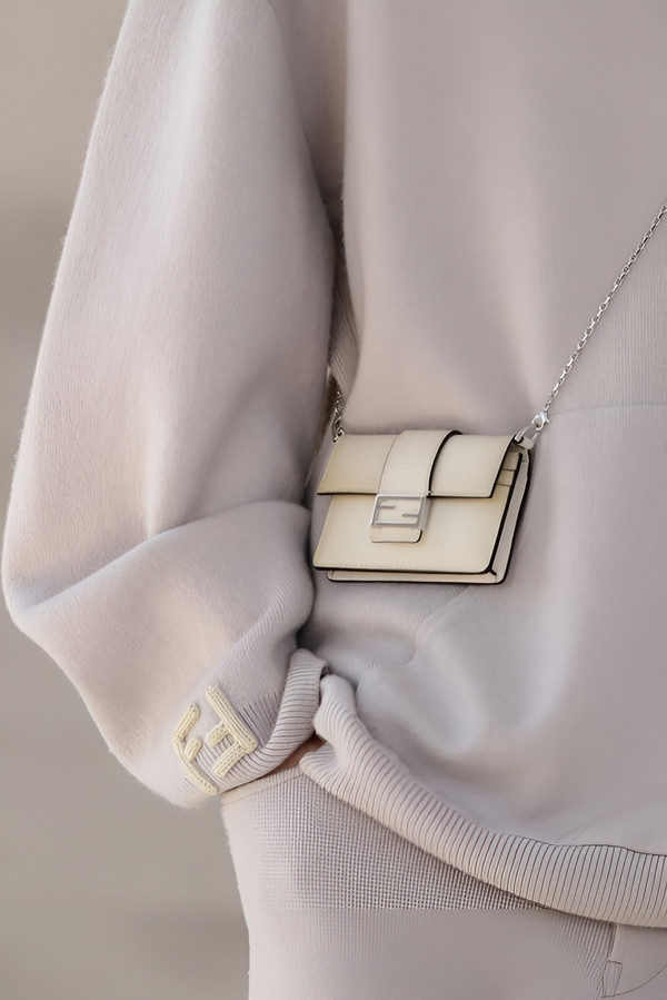 Túi xách nữ - Nàng là fan của túi xách maxi hay túi xách mini?