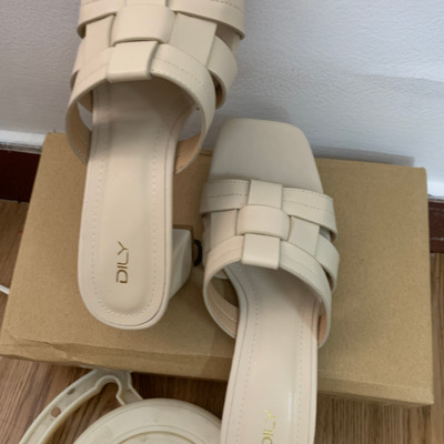 Màu sắc : Kem / Size : 35