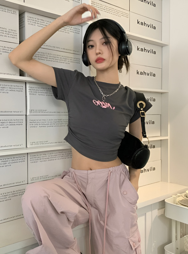 DILY Baby tee outfit Phối đồ với mẫu áo mang đậm phong cách Y2K